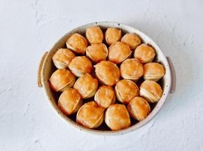 把鸡肉馅放入蛤蜊中。