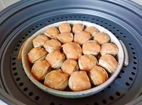 蒸锅水开放入蛤蜊蒸12分钟。