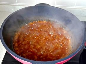 一勺生抽，一勺蚝油，半勺盐，蒜泥，加入水淀粉勾芡。