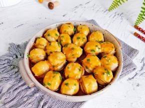 把芡汁淋在上面，撒点葱花。