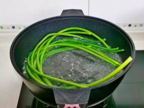 锅中加水烧开，加入盐再放入洗净的蒜苔，大火再次烧开捞出。