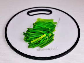 再切出与培根宽度差不多蒜苔段。