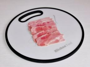 培根从中间切开。