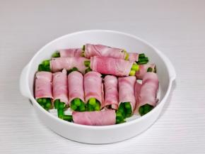 依次卷好的蒜苔培根卷。