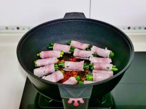 再放入培根卷。