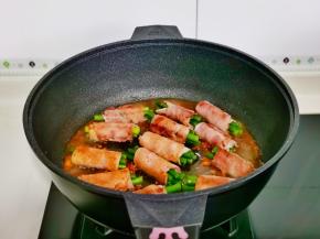 再加入半小碗纯净水，大火烧开煮熟收汁即可。