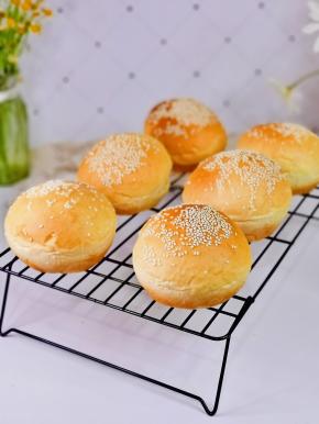 取出烤好的汉堡晾凉。