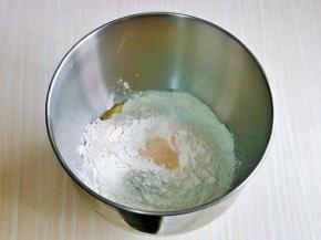 首先将牛奶，酸奶，鸡蛋，淡奶油放入厨师机中，再加入细砂糖，盐，高筋面粉，最后加入酵母粉，启动厨师机2档揉面15分钟。