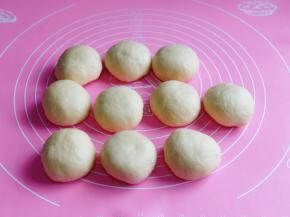 发酵好的面团是原来的2倍大，手摁一下不回缩，不反弹即为发酵完成，取出揉面排气，再分割成10等份，盖上保鲜膜醒10分钟，每个小面团约73克。