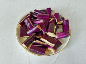 茄子洗净拍扁，切成寸段。