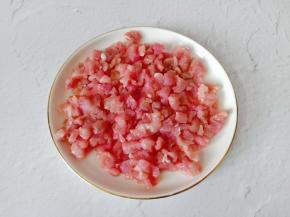 猪肉切成条再切成细丁。