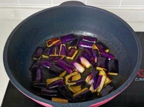 热锅热油，放入茄子煸炒至微软盛盘。