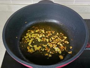 热锅凉油放入蒜末爆香。