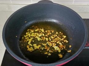 热锅凉油放入蒜末爆香。
