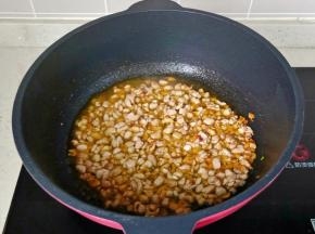 放入猪肉丁翻炒至变色。