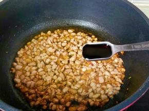 加入生抽一勺。