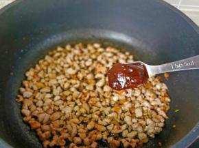 加入豆瓣酱一勺。