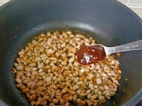 加入豆瓣酱一勺。