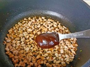 加入甜面酱一勺。