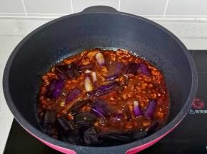 放入茄子炖煮三分钟左右。