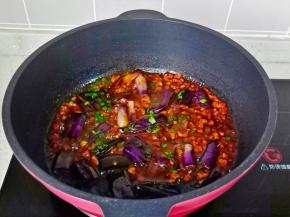 待汤汁浓稠少一点葱花出锅。