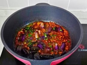 待汤汁浓稠少一点葱花出锅。