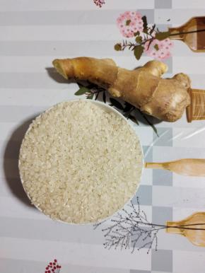 准备好食材：大米1碗，生姜1块！