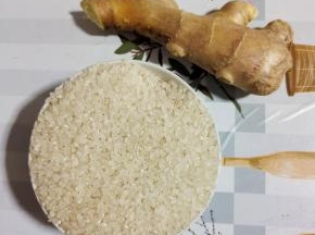 准备好食材：大米1碗，生姜1块！