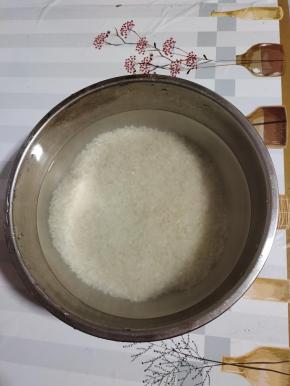 倒入清水把大米清洗一遍！