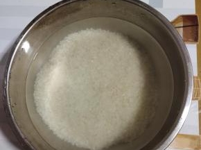 倒入清水把大米清洗一遍！