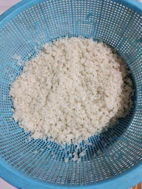 清洗干净后倒入滤篮中，控干水分，把大米表面的水晾干！（我是前一天晚上把大米洗好控水的，着急的话，也可以用吹风机把它吹干！）