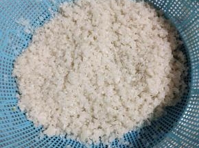 清洗干净后倒入滤篮中，控干水分，把大米表面的水晾干！（我是前一天晚上把大米洗好控水的，着急的话，也可以用吹风机把它吹干！）