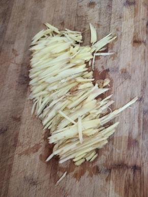 生姜洗净切成细丝备用！