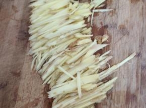 生姜洗净切成细丝备用！