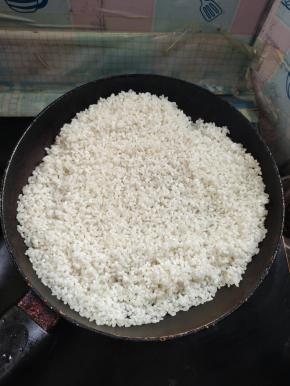 锅烧热，放入晾干的大米，开中小火慢慢炒！