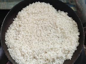 锅烧热，放入晾干的大米，开中小火慢慢炒！