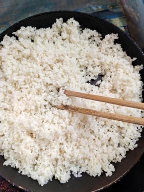 炒的时候要用铲子或者筷子不停的翻动，以免糊锅！