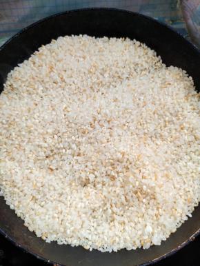 大约炒4分钟左右，大米有点微微发黄的状态！