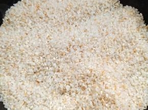 大约炒4分钟左右，大米有点微微发黄的状态！