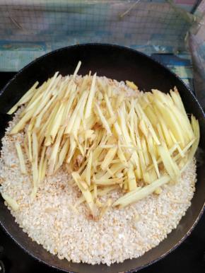 再倒入姜丝，利用大米本身的热度带走姜丝里面的水分！