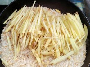 再倒入姜丝，利用大米本身的热度带走姜丝里面的水分！
