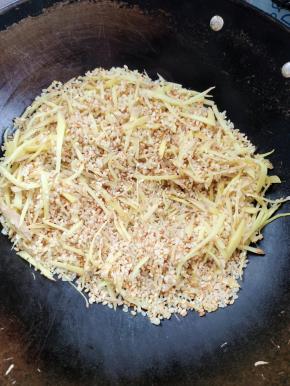 我家平底锅有点小不好操作，只好倒进大锅里面来炒了！