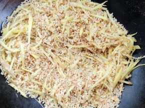 我家平底锅有点小不好操作，只好倒进大锅里面来炒了！