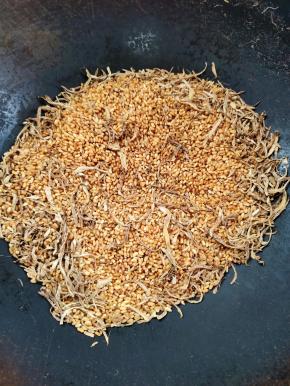 差不多炒了半个小时，大米和生姜都变成焦黄色了！整个过程一定要中小火慢慢炒，要不然容易炒糊了！泡出来的茶水就会发苦！