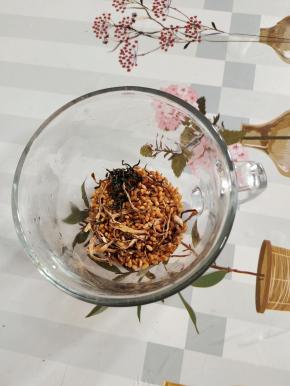 挖两勺姜米茶，再放少许茶叶（不喜欢茶叶的也可以不放！）这样喝起来更有一番分味，不但有米的焦香味还有茶叶的清香！