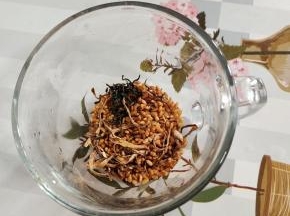 挖两勺姜米茶，再放少许茶叶（不喜欢茶叶的也可以不放！）这样喝起来更有一番分味，不但有米的焦香味还有茶叶的清香！