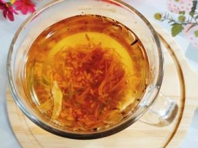 倒入适量的开水，泡上几分钟就可以喝了！建议大家家里备上一些，大吃大喝过后来上一碗，孩子口臭积食不消化来上一碗，真的是特别的清爽解腻！而且也没有异味！孩子们喝可以适当增加一些糖进去，他们就不会排斥了！