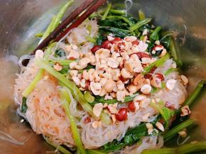 撒上花生碎拌匀即可