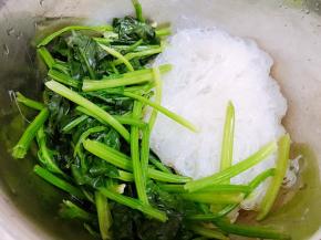 盆里加入沥干水的菠菜和粉丝