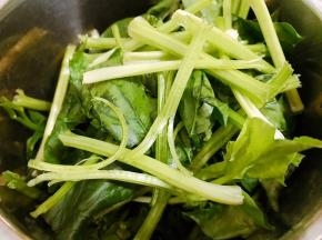 菠菜摘成小段淘洗干净